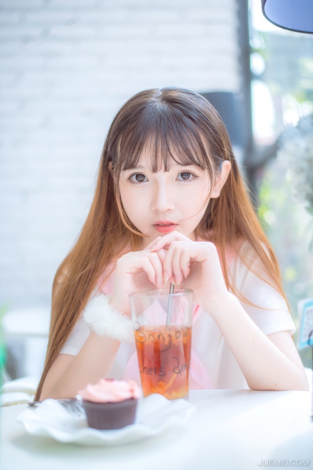 如果知道这些人的想法，估计庞统等人会直翻白眼，江湖上号称三绝的邓展就是被这么个孩子给弄死的，年纪虽然不大，但眼界可不低，吕布对吕征的培养可不仅仅是死读书那么简单，长安城到洛阳，大小衙门这小子都窜遍了，而且每年吕布都会带着吕征去趟塞外，见识一番真正的厮杀，无论是治理地方的实践能力，还是对部队的统帅指挥，扔给他一个县城，未必就比庞统这些牛人做的差，而且是军政皆通的那种。